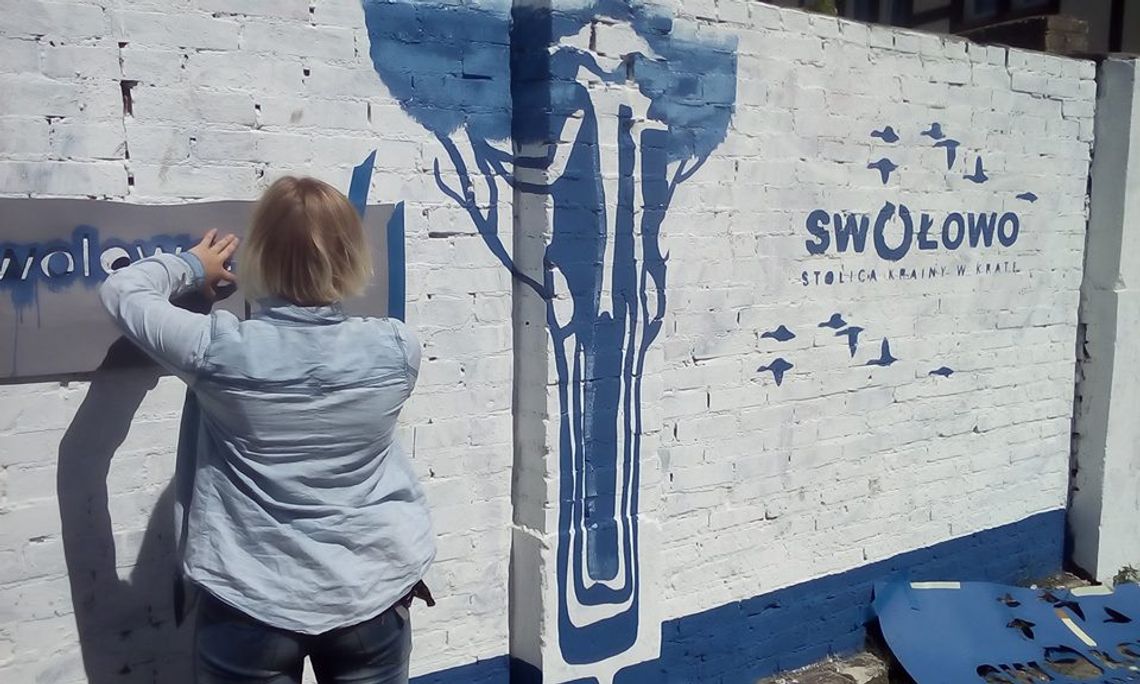 Uczniowie tworzą murale promujące muzeum w Swołowie