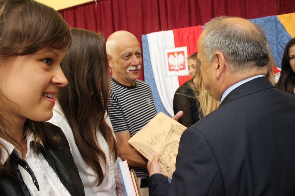 Uczniowie z nagrodami prezydenta Uczniowie z nagrodami prezydenta