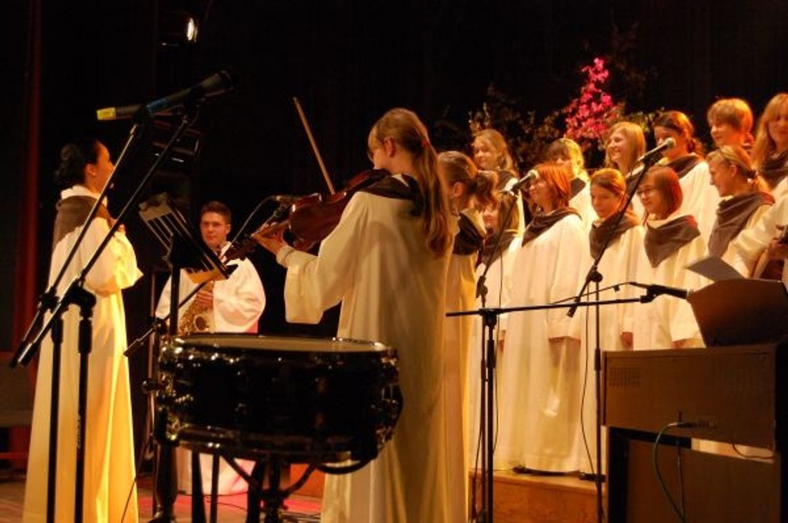 Uczniowie z Tczewa przypomnieli znane pieśni patriotyczne Uczniowie z Tczewa przypomnieli znane pieśni patriotyczne