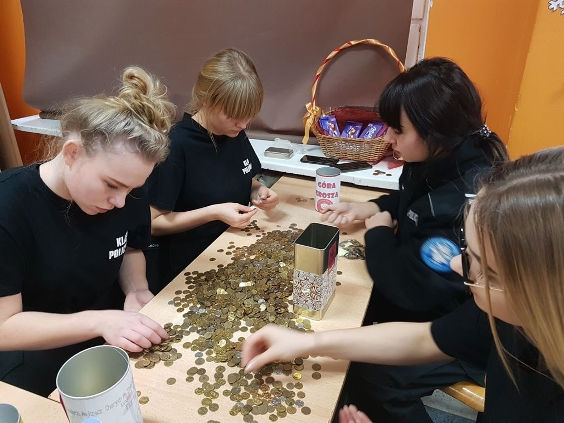 Uczniowie zbierali monety na rzecz dzieci w trudnej sytuacji życiowej