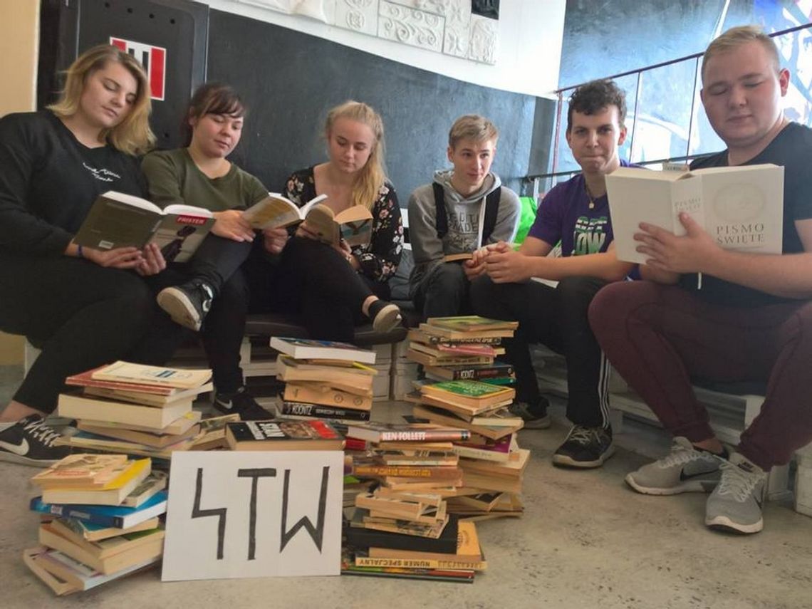 Uczniowie zebrali już 600 książek na DPS w Lubuczewie. Akcja trwa nadal 