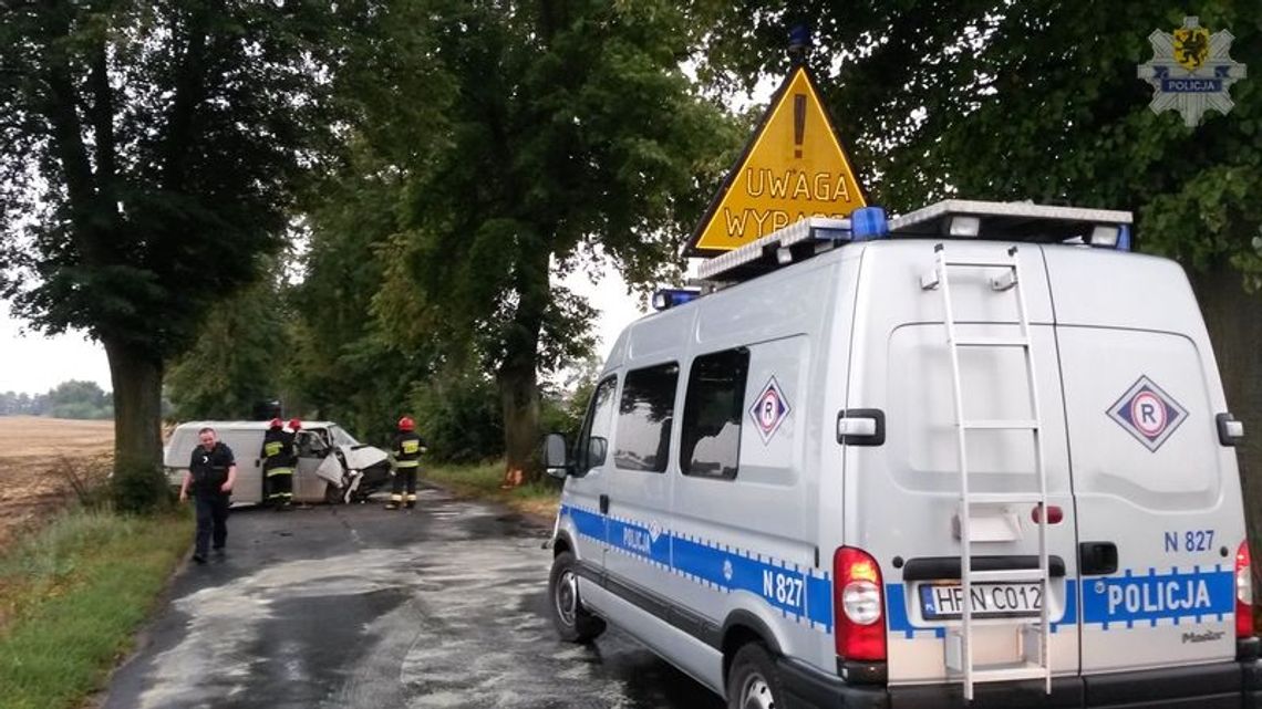 Uderzył autem w drzewo Uderzył autem w drzewo