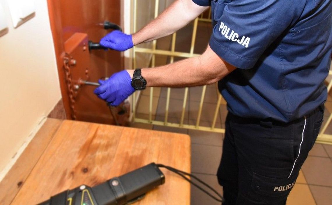 Uderzył ochroniarza w twarz skradzionym alkoholem. 23-latek ujęty po szarpaninie w sklepie