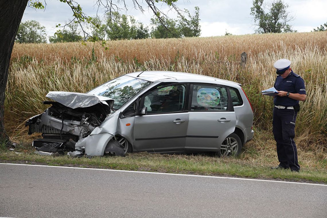 Uderzył w drzewo – ranne cztery osoby Uderzył w drzewo – ranne cztery osoby