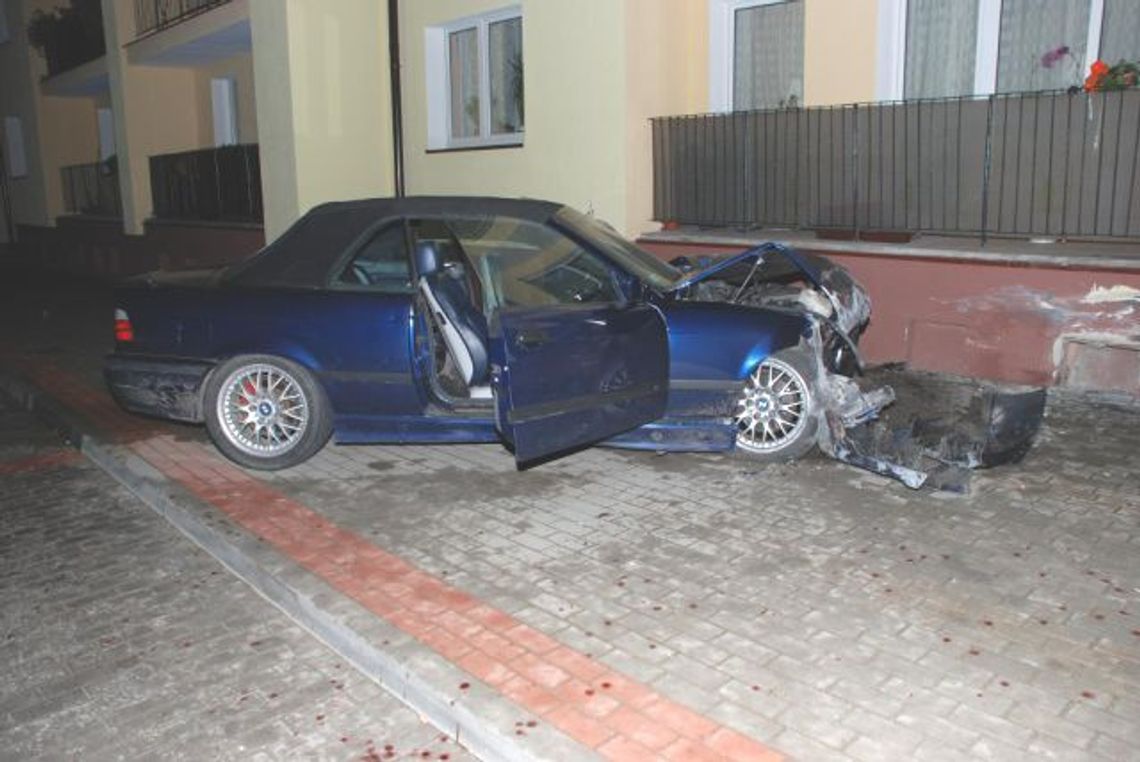 Uderzył w mur, aby nie przejechać psa Uderzył w mur, aby nie przejechać psa