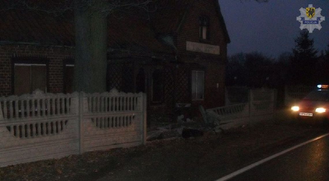 Uderzył w ogrodzenie i uciekł Uderzył w ogrodzenie i uciekł