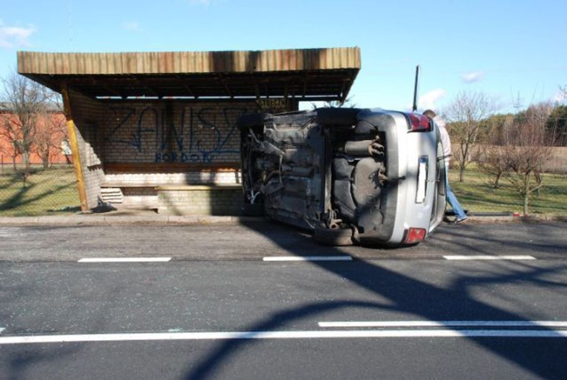 Uderzył w przystanek autobusowy