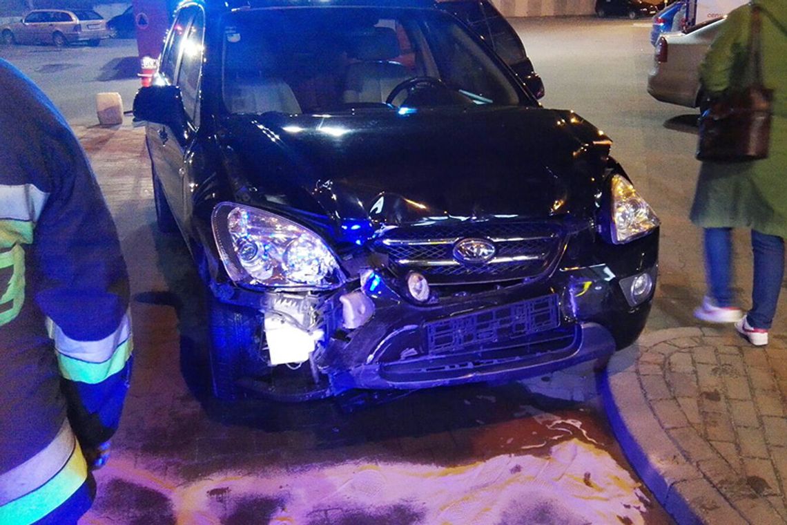 Uderzył w zaparkowane auto Uderzył w zaparkowane auto