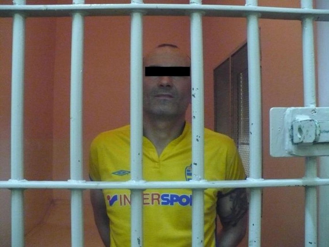 Uderzył znajomego kijem w głowę i wpadł sam z narkotykami Uderzył znajomego kijem w głowę i wpadł sam z narkotykami