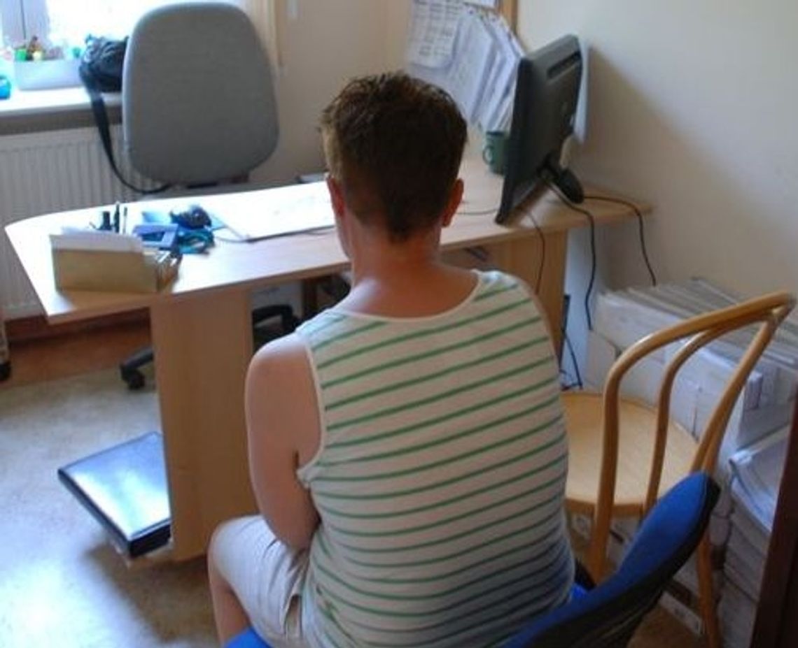 Uderzyła taboretem w głowę i zadała śmiertelne ciosy nożem