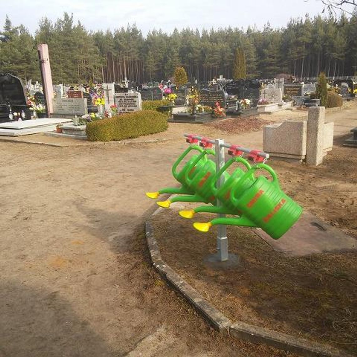  Udogodnienia na cmentarzu w Kaliskach. Pojawiły się stojaki z konewkami