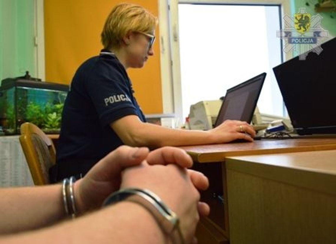 Ukradł golfa i już trafił do policyjnej celi. Grozi mu 10 lat Ukradł golfa i już trafił do policyjnej celi. Grozi mu 10 lat