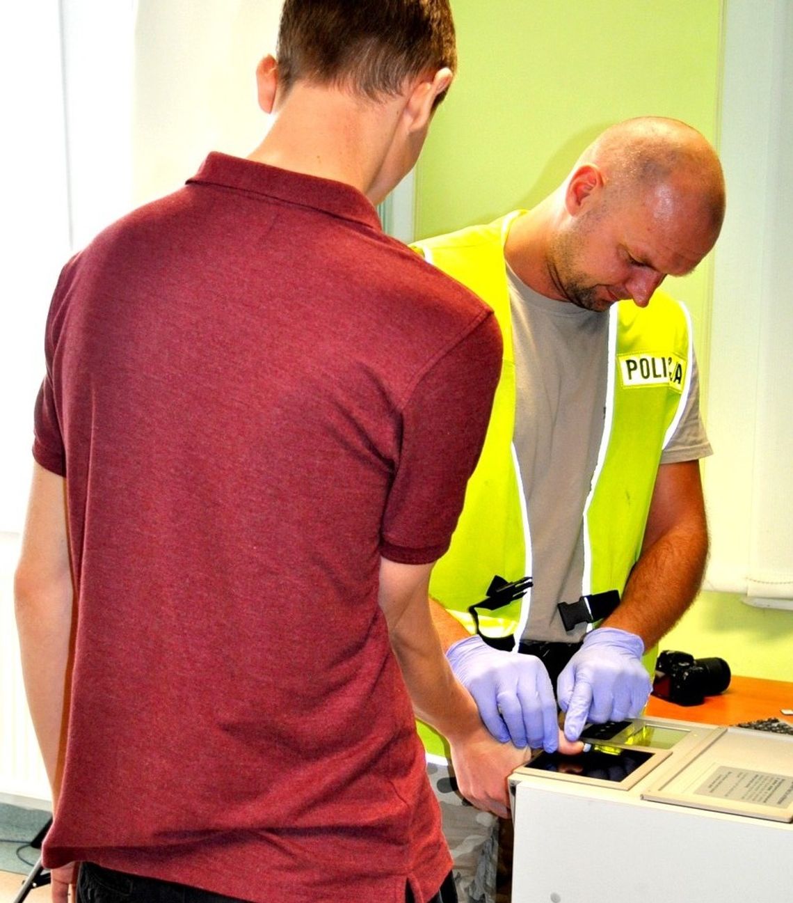 Ukradł łańcuszek warty blisko 6 tysięcy złotych. 27-latkowi grozi kara do 5 lat pozbawienia wolności Ukradł łańcuszek warty blisko 6 tysięcy złotych. 27-latkowi grozi kara do 5 lat pozbawienia wolności