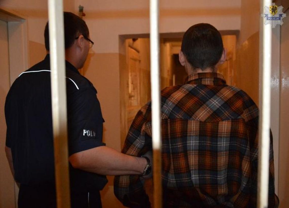 Ukradł wódkę i groził pracownikom sklepu! Ukradł wódkę i groził pracownikom sklepu!