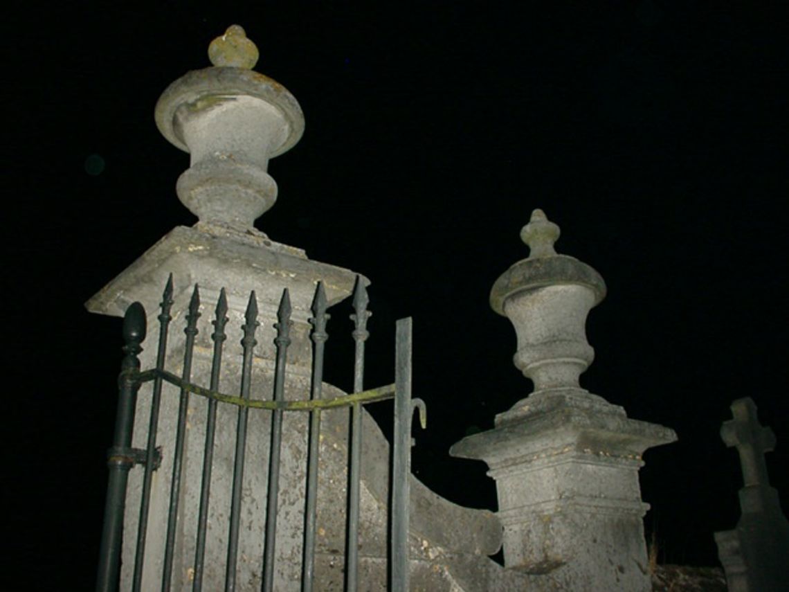 Ukradli cmentarną bramę Ukradli cmentarną bramę