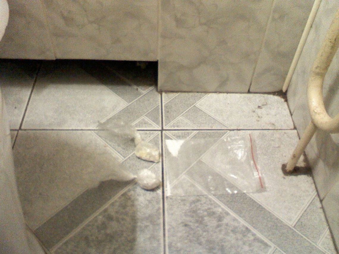 Ukrył się w szafie, narkotyki schował w łazience Ukrył się w szafie, narkotyki schował w łazience