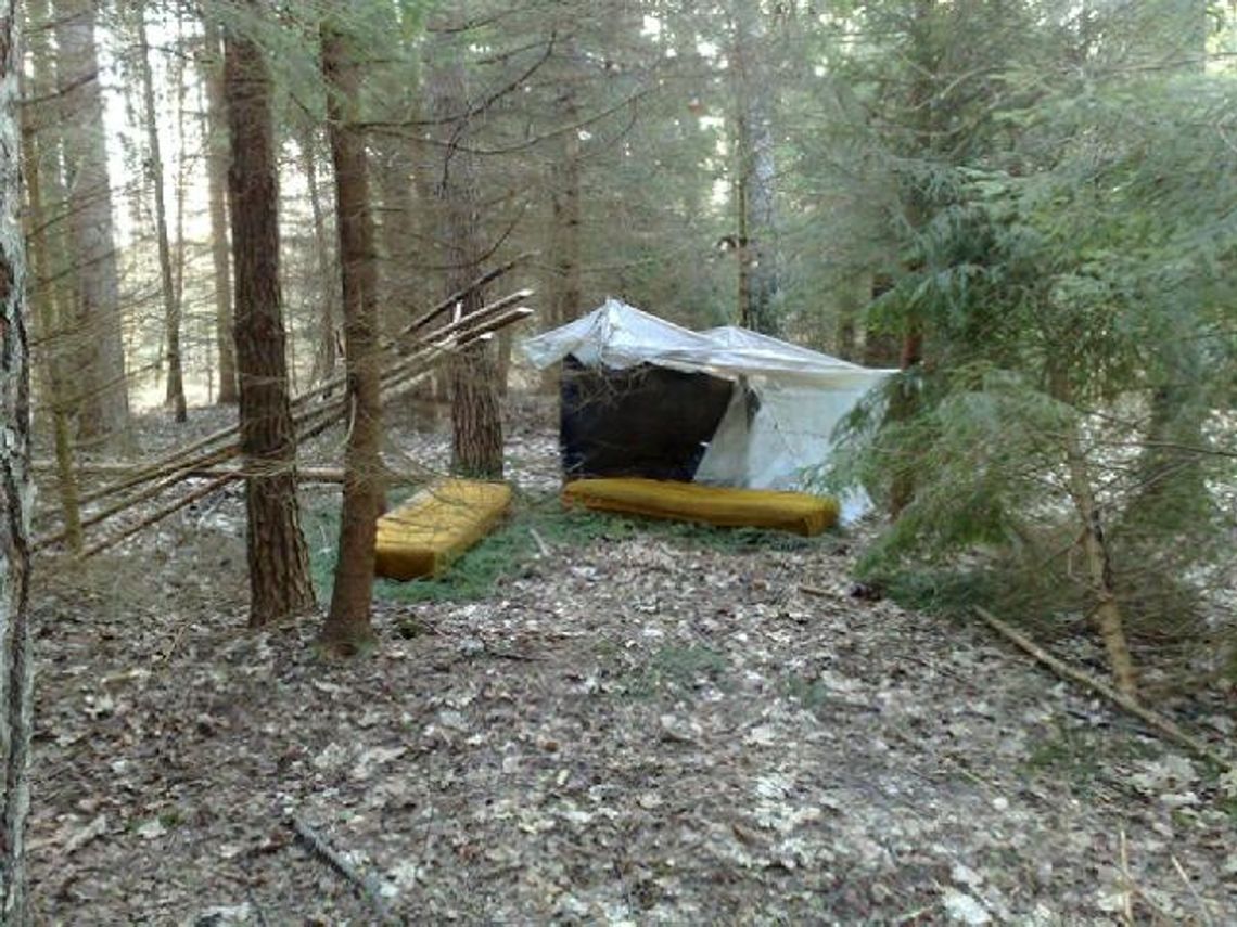 UKRYWALI SIĘ W SZAŁASACH UKRYWALI SIĘ W SZAŁASACH