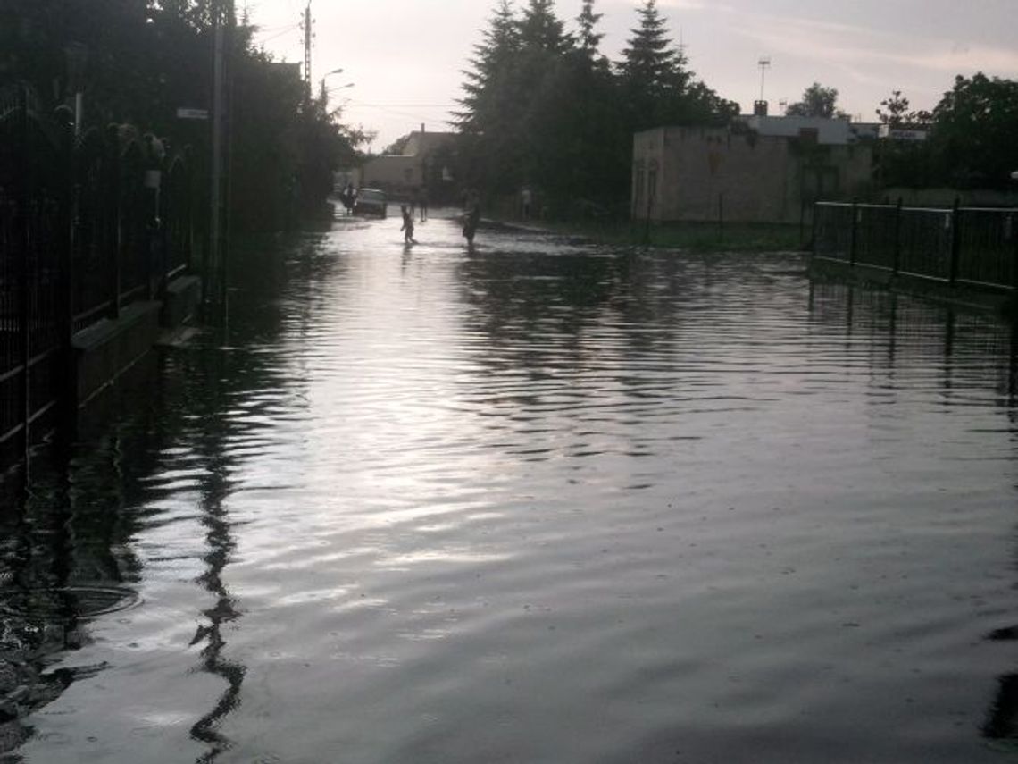 Ulewa z piorunami podtapiała ulice