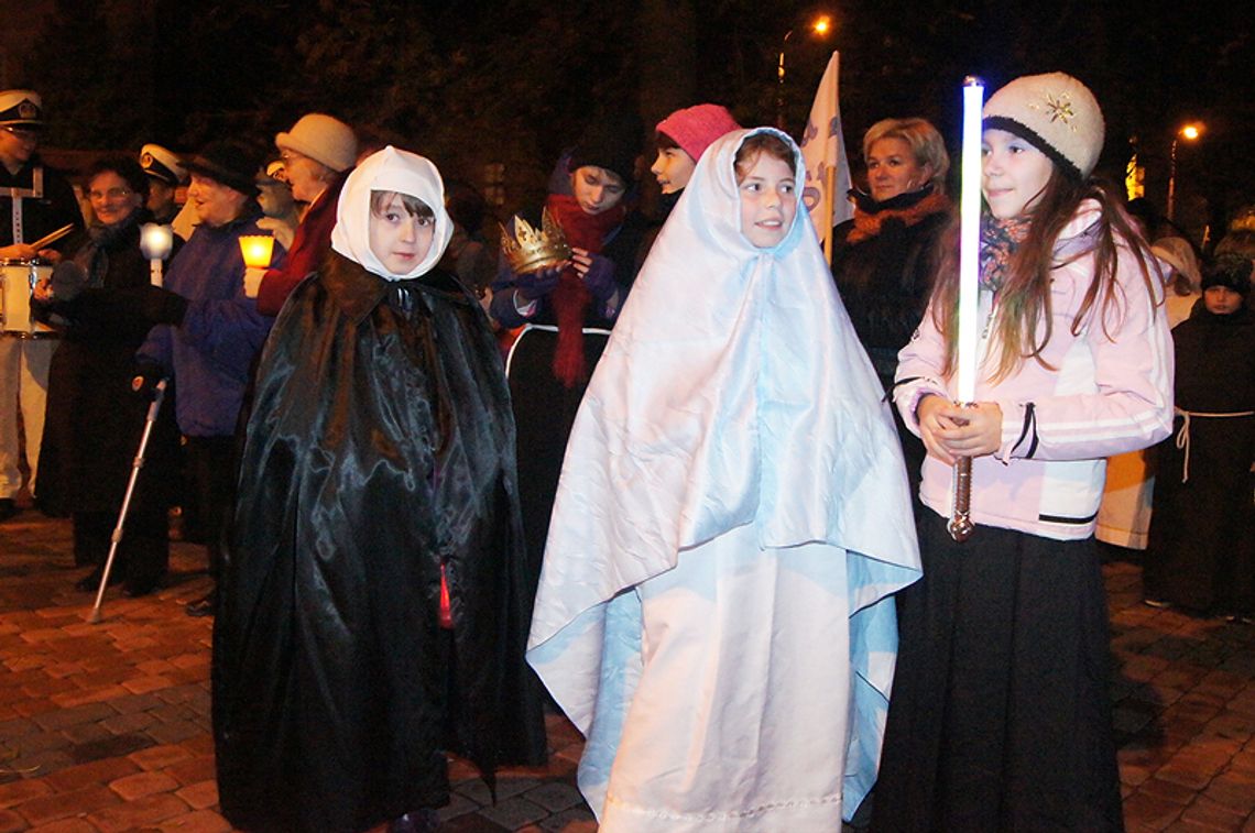 Ulicami maszerowali Wszyscy Święci Ulicami maszerowali Wszyscy Święci