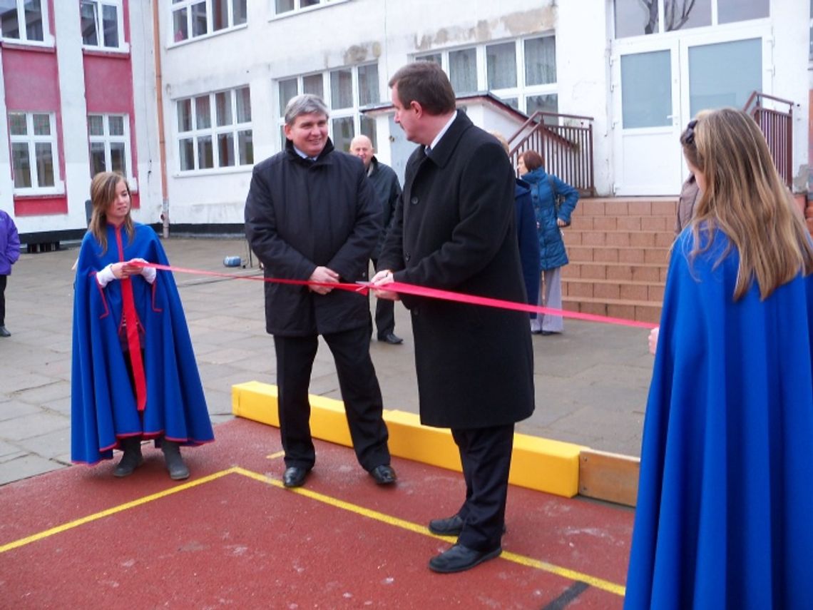 Unihokej na otwarcie. Szkoła Podstawowa nr 8 wreszcie ma boisko Unihokej na otwarcie. Szkoła Podstawowa nr 8 wreszcie ma boisko