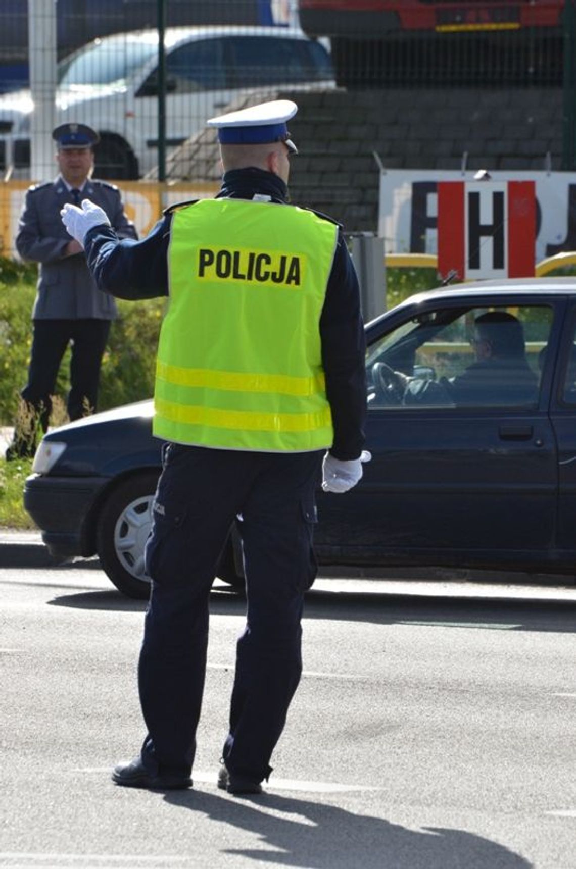 Uno na łuku zjechał na pobocze i uderzył w drzewo