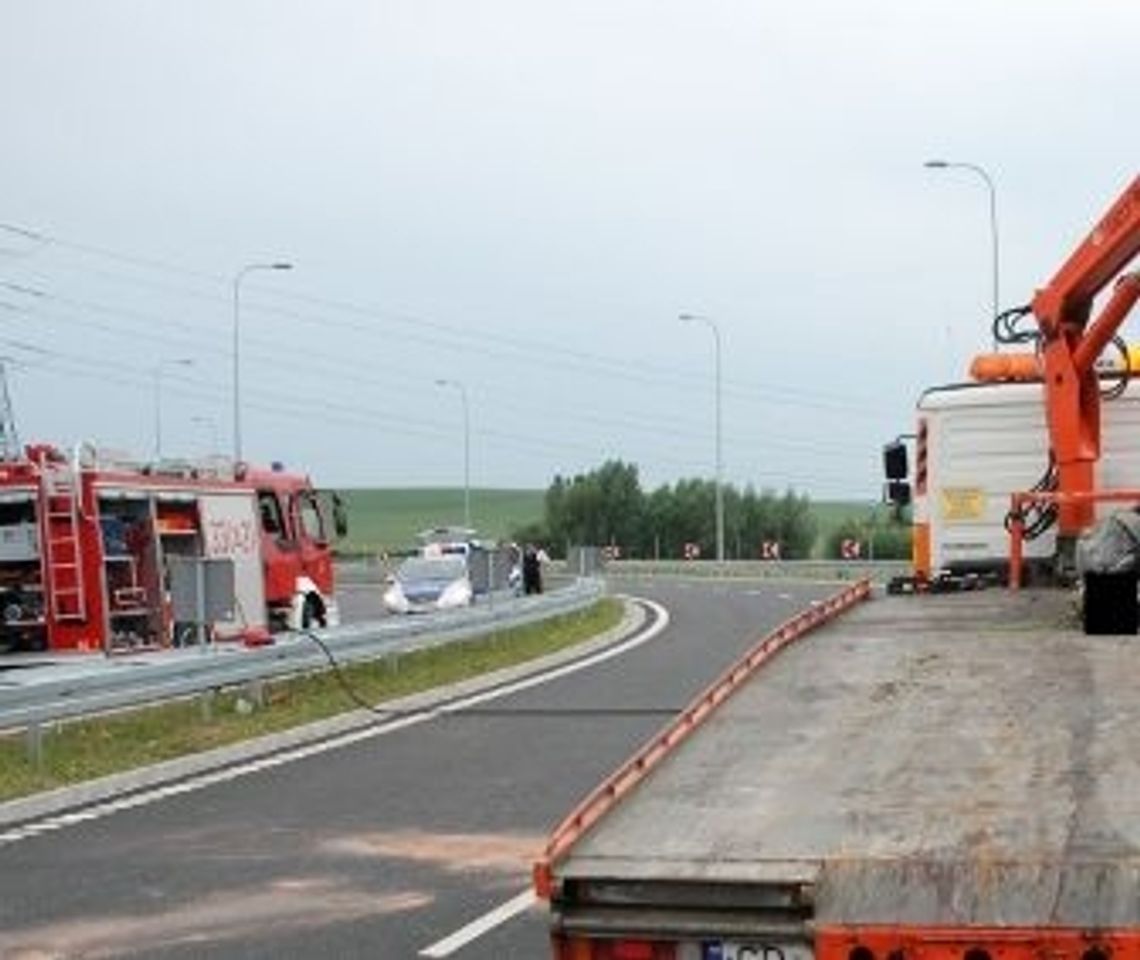 Uno w tył ciężarówki z naczepą Uno w tył ciężarówki z naczepą