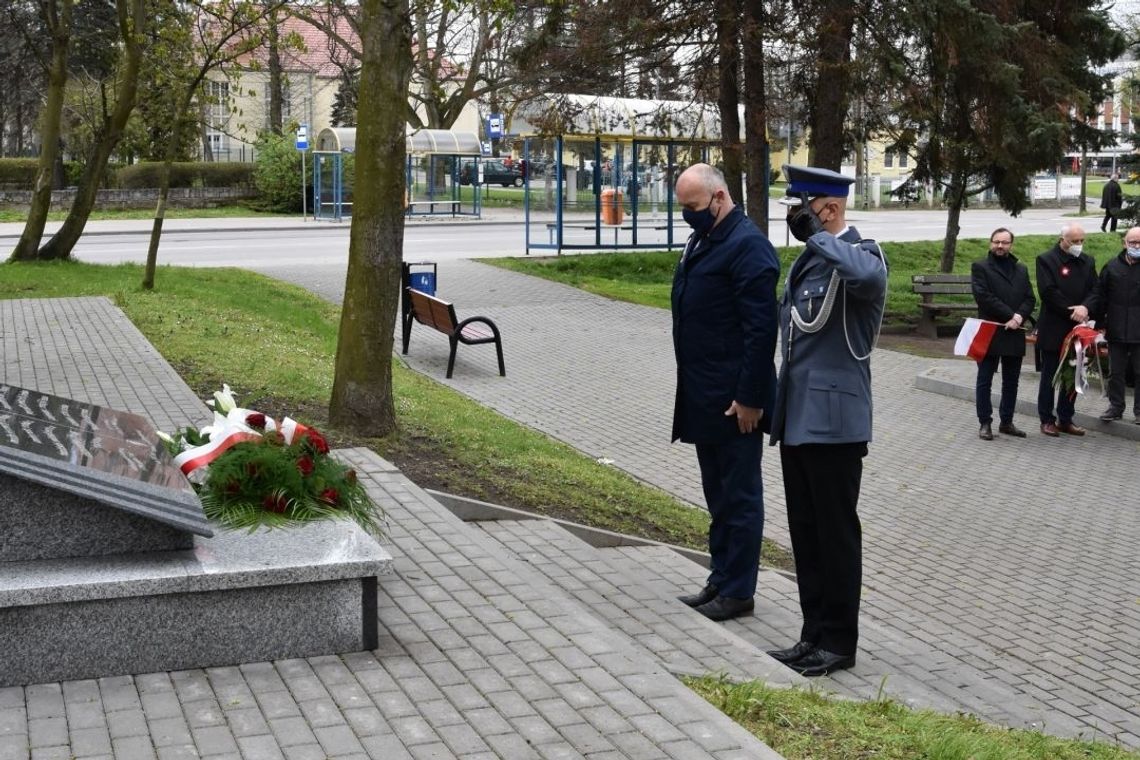 Upamiętnili uchwalenie Konstytucji Majowej. Starosta Tczewski, lokalni samorządowcy i działacze złożyli kwiaty pod tablicą konstytucji 