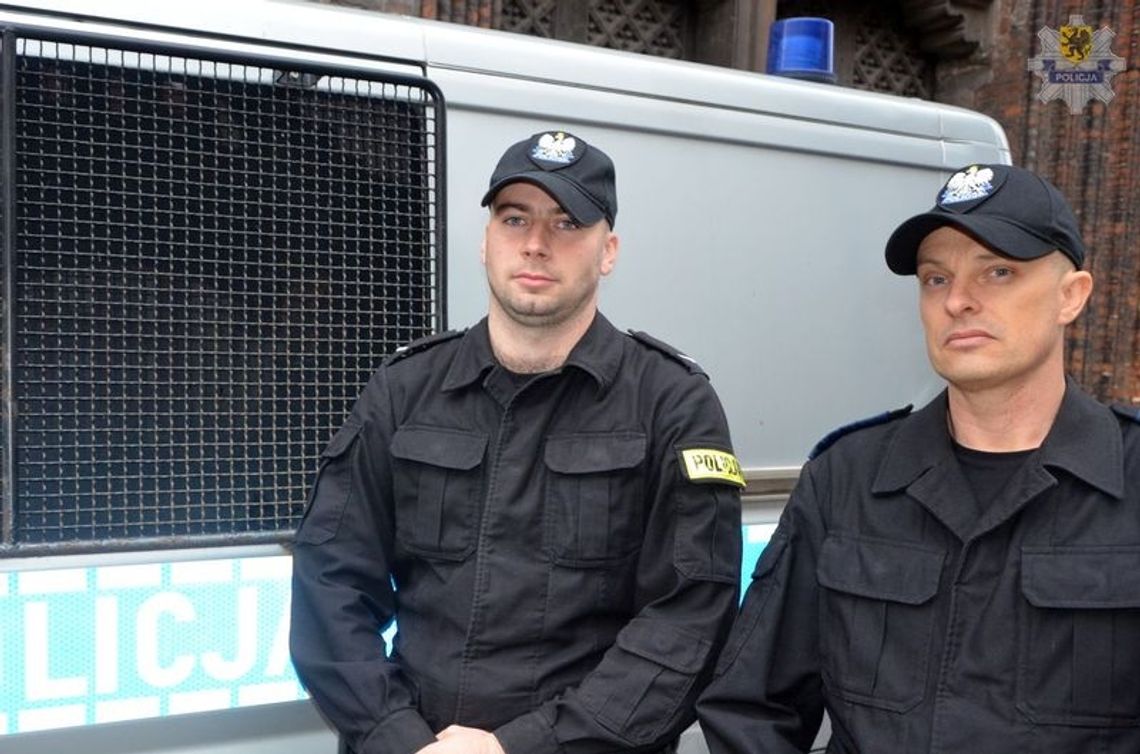 Uratowano dwóch mężczyzn w pożarze wiaty śmietnikowej