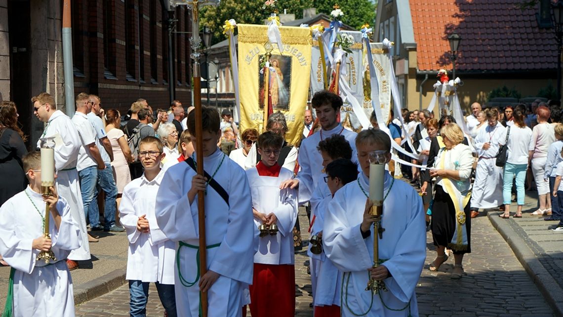 Uroczyste procesje ulicami Tczewa. Tczewianie zamanifestowali przynależność do Chrystusa i wspólnoty chrześcijan! Uroczyste procesje ulicami Tczewa. Tczewianie zamanifestowali przynależność do Chrystusa i wspólnoty chrześcijan!