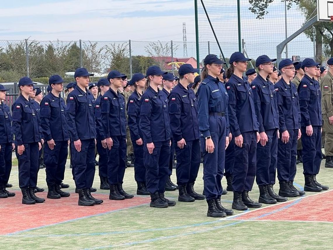 Uroczyste Ślubowanie uczniów z klasy policyjnej w Zespole Szkół Uroczyste Ślubowanie uczniów z klasy policyjnej w Zespole Szkół