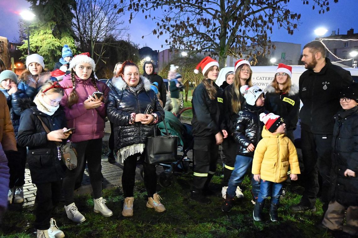 Uroczyste zapalenie światełek na choince na Skwerze Papy Smerfa Uroczyste zapalenie światełek na choince na Skwerze Papy Smerfa