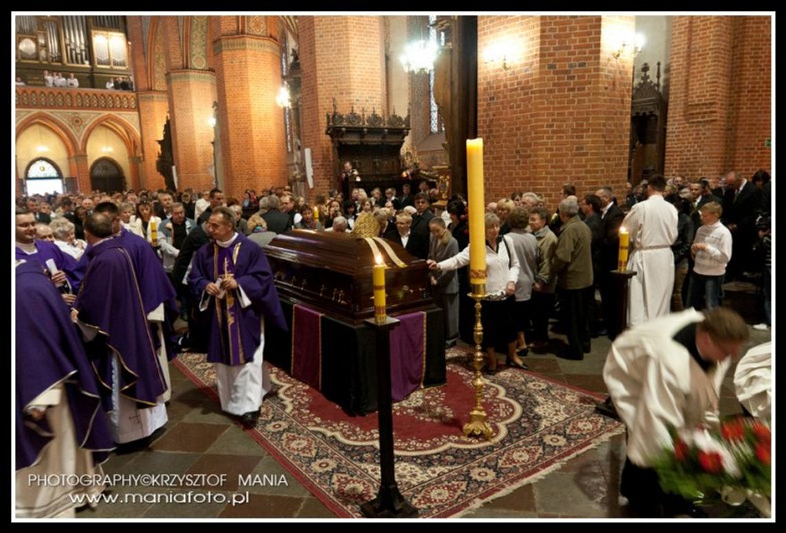 Uroczystości pogrzebowe w Pelplinie - pożegnanie śp. biskupa Jana Bernarda Szlagi