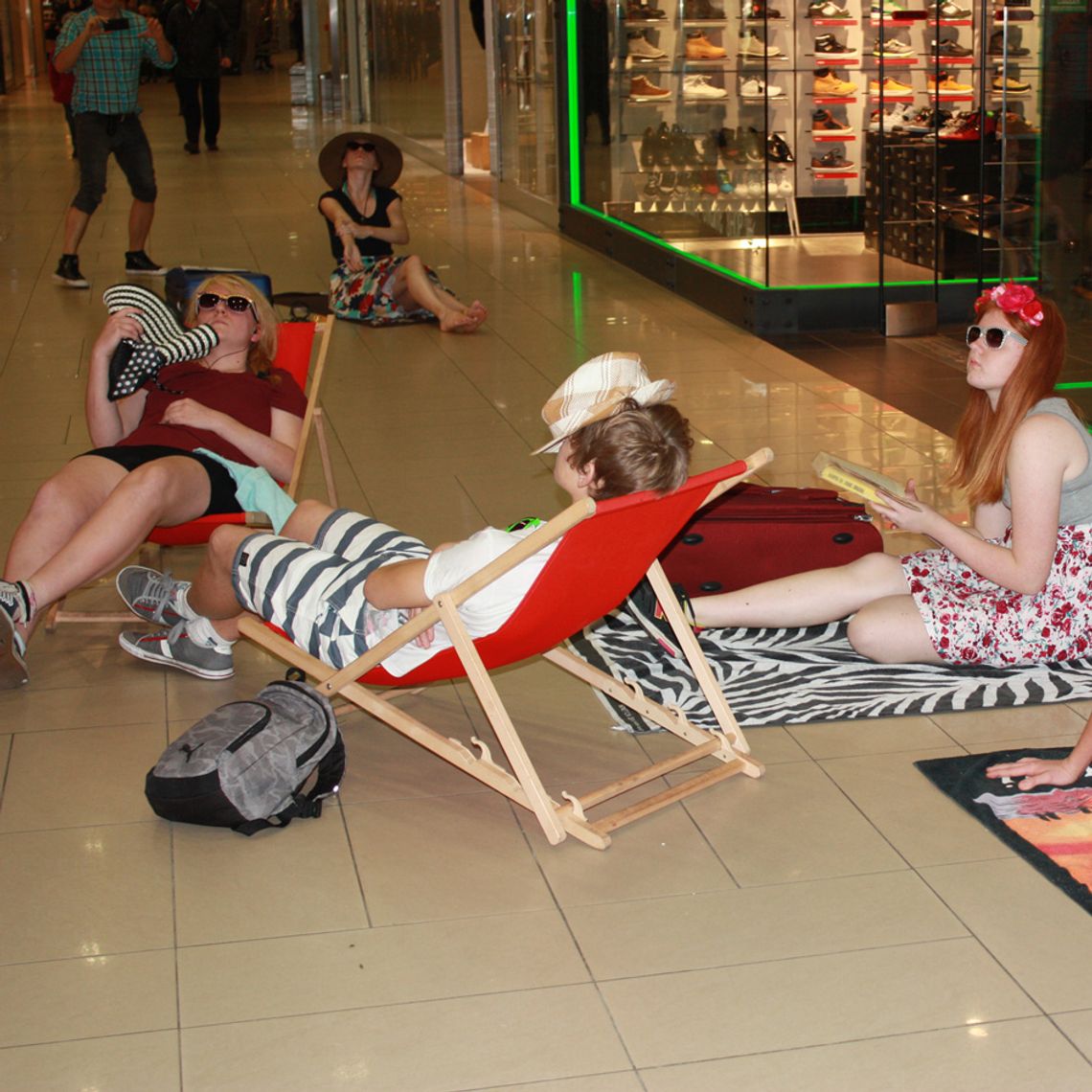 Urządzili sobie "plażę" w Galerii Kociewskiej! Klienci reagowali pozytywnie  