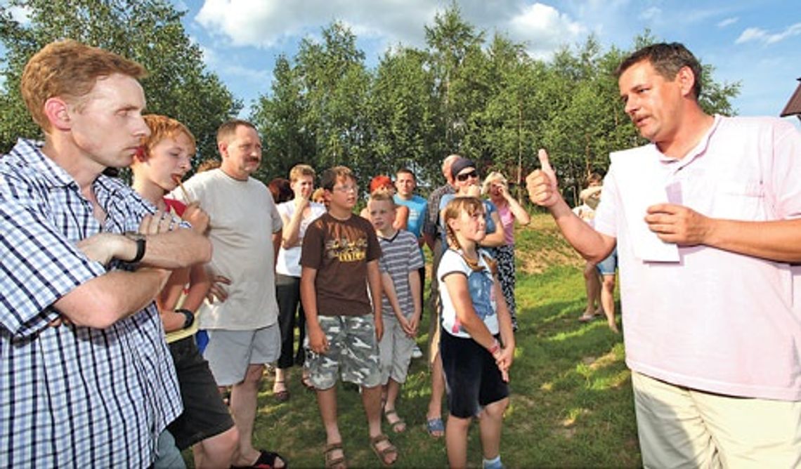 Urzędnicy z mieszkańcami na placu zabaw Urzędnicy z mieszkańcami na placu zabaw