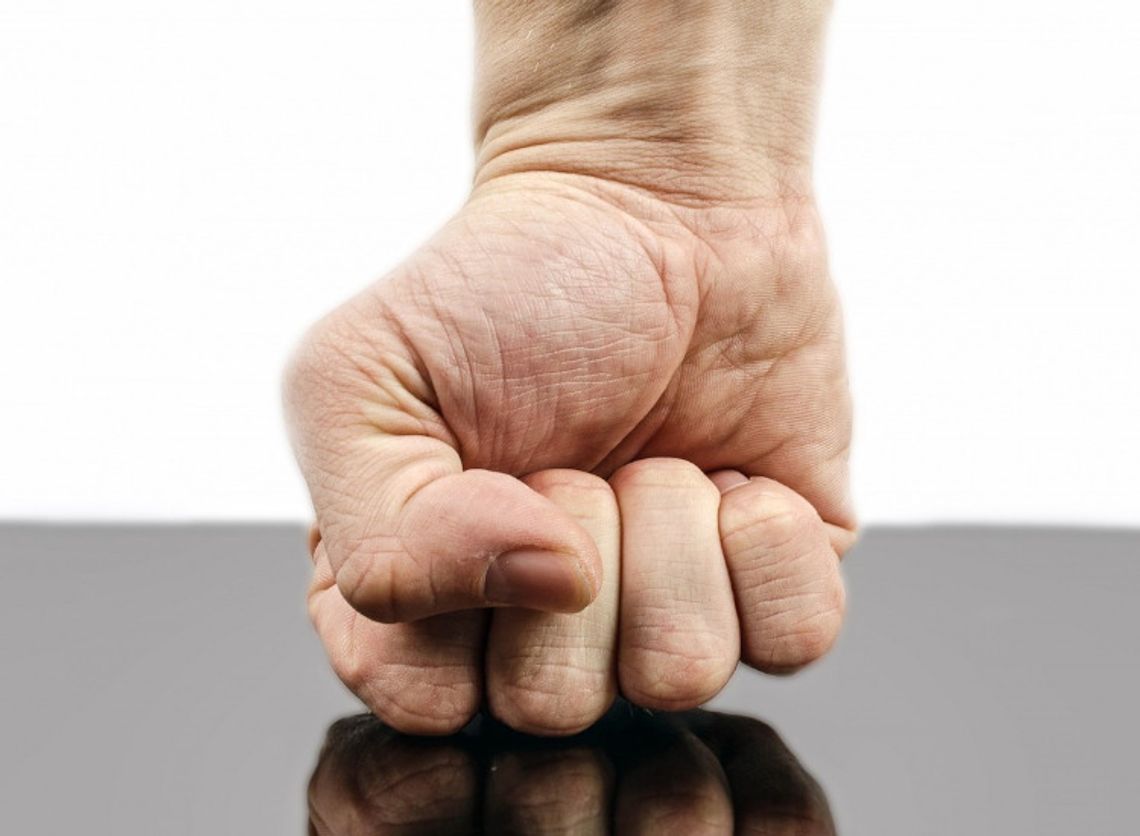 Uszkodził dwa samochody, bo się zdenerwował i został zatrzymany Uszkodził dwa samochody, bo się zdenerwował i został zatrzymany