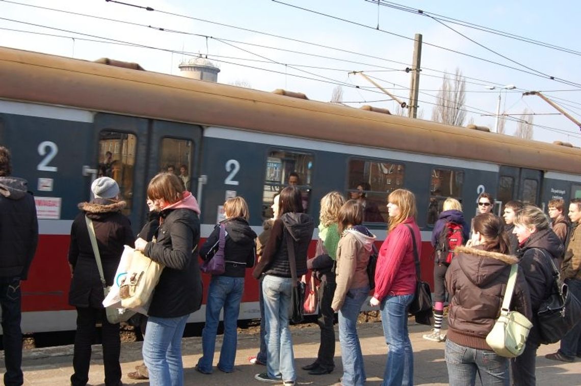 Uszkodzona sieć trakcyjna w Morzeszczynie Uszkodzona sieć trakcyjna w Morzeszczynie