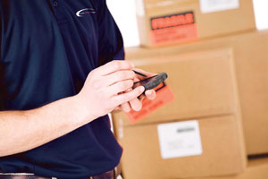 Uwaga na oszustów. Paczka bez nadawcy, ale z… logo firmy kurierskiej