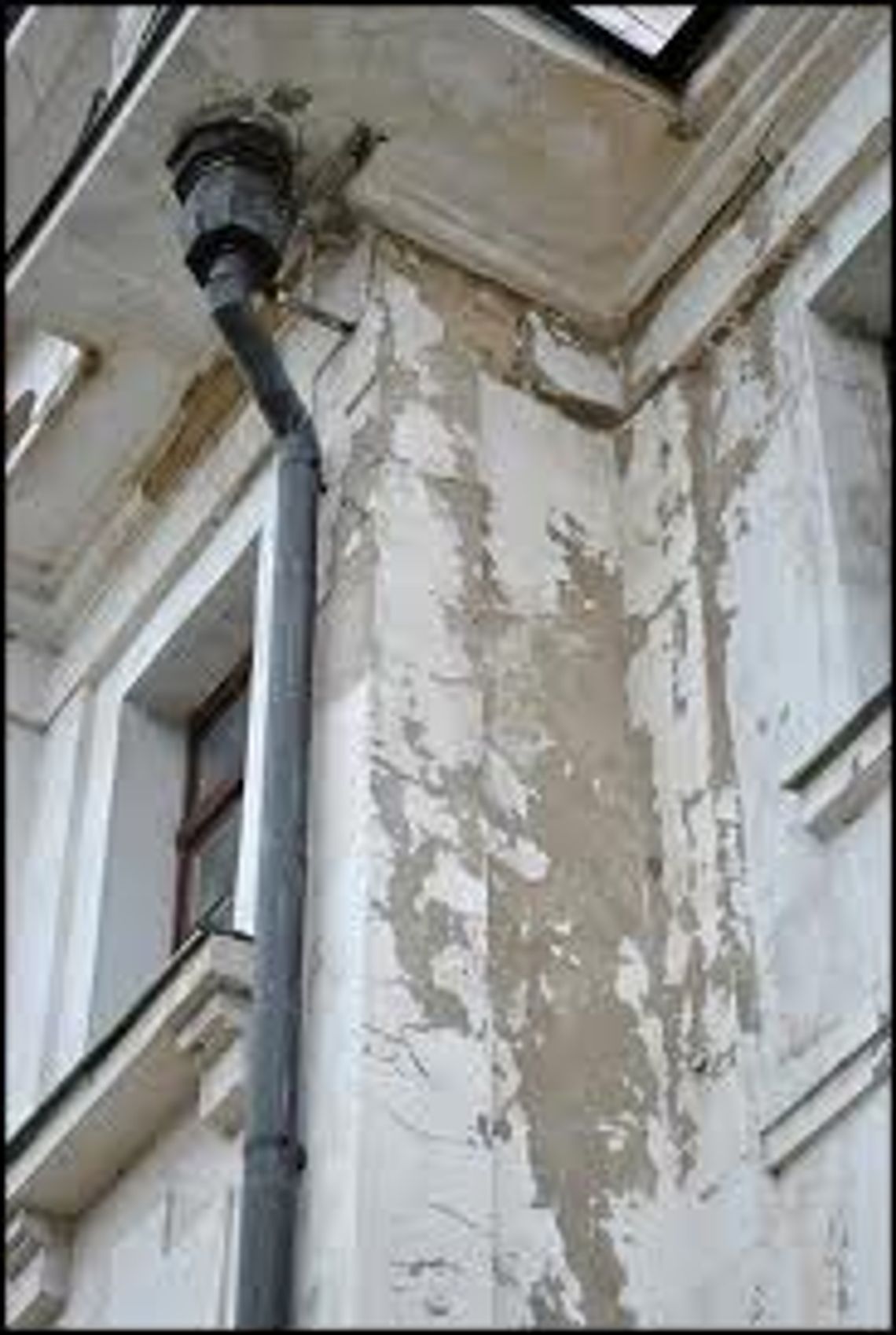 Uwaga na spadające cegły! Posypała się elewacja kamienicy Uwaga na spadające cegły! Posypała się elewacja kamienicy