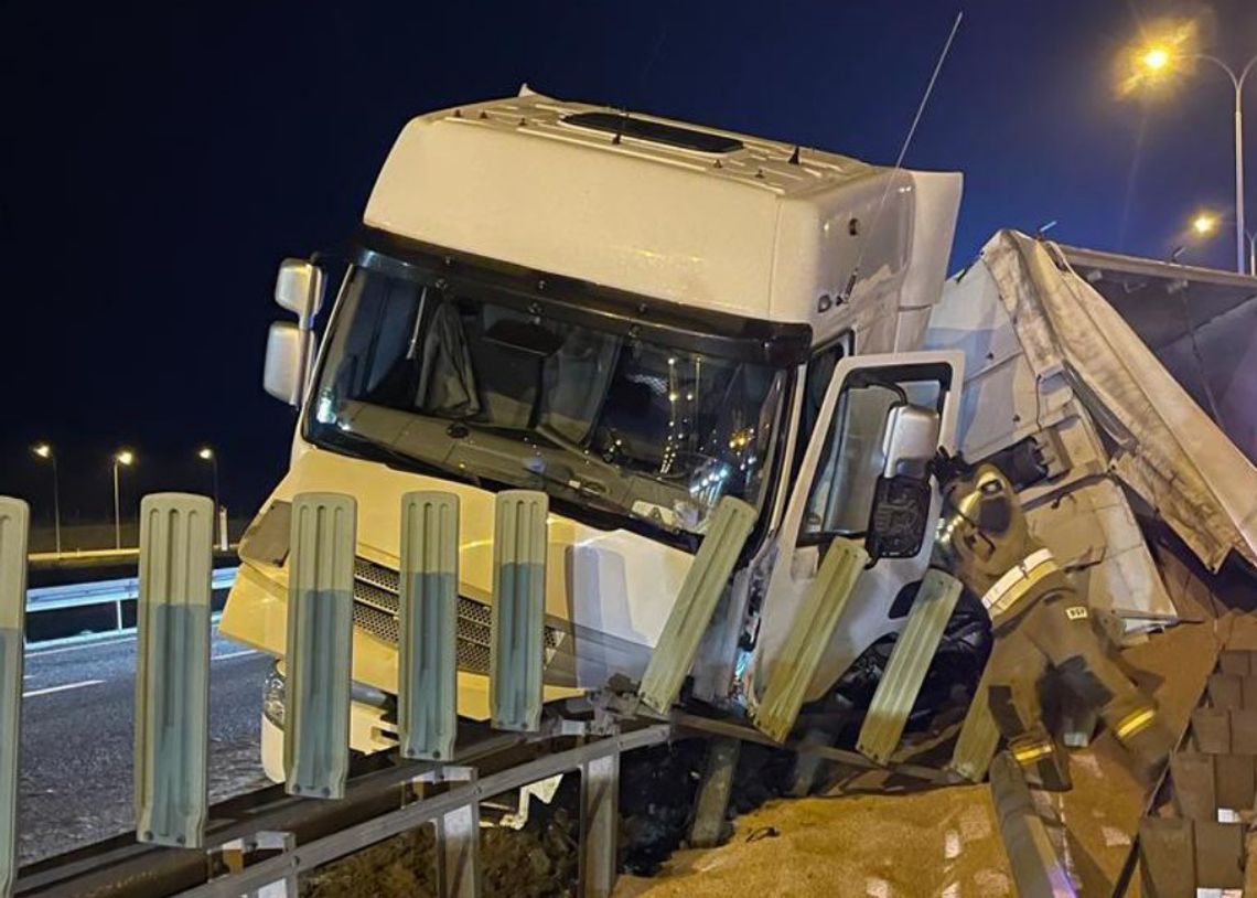 UWAGA! UTRUDNIENIA NA DRODZE! Przewrócony TIR na węźle w Ropuchach UWAGA! UTRUDNIENIA NA DRODZE! Przewrócony TIR na węźle w Ropuchach