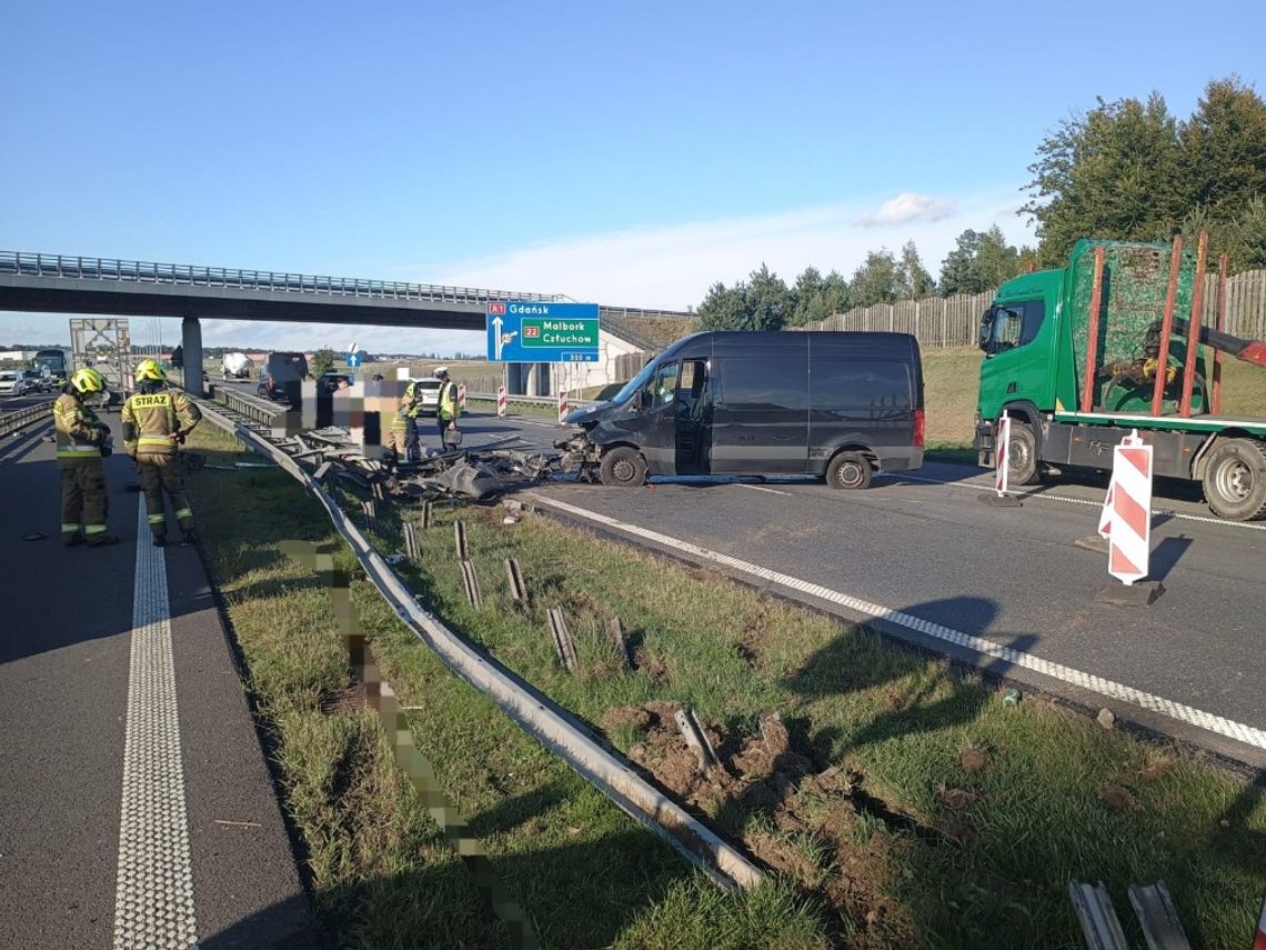 Uwaga wypadek! Pojazd uderzył w barierę na autostradzie!