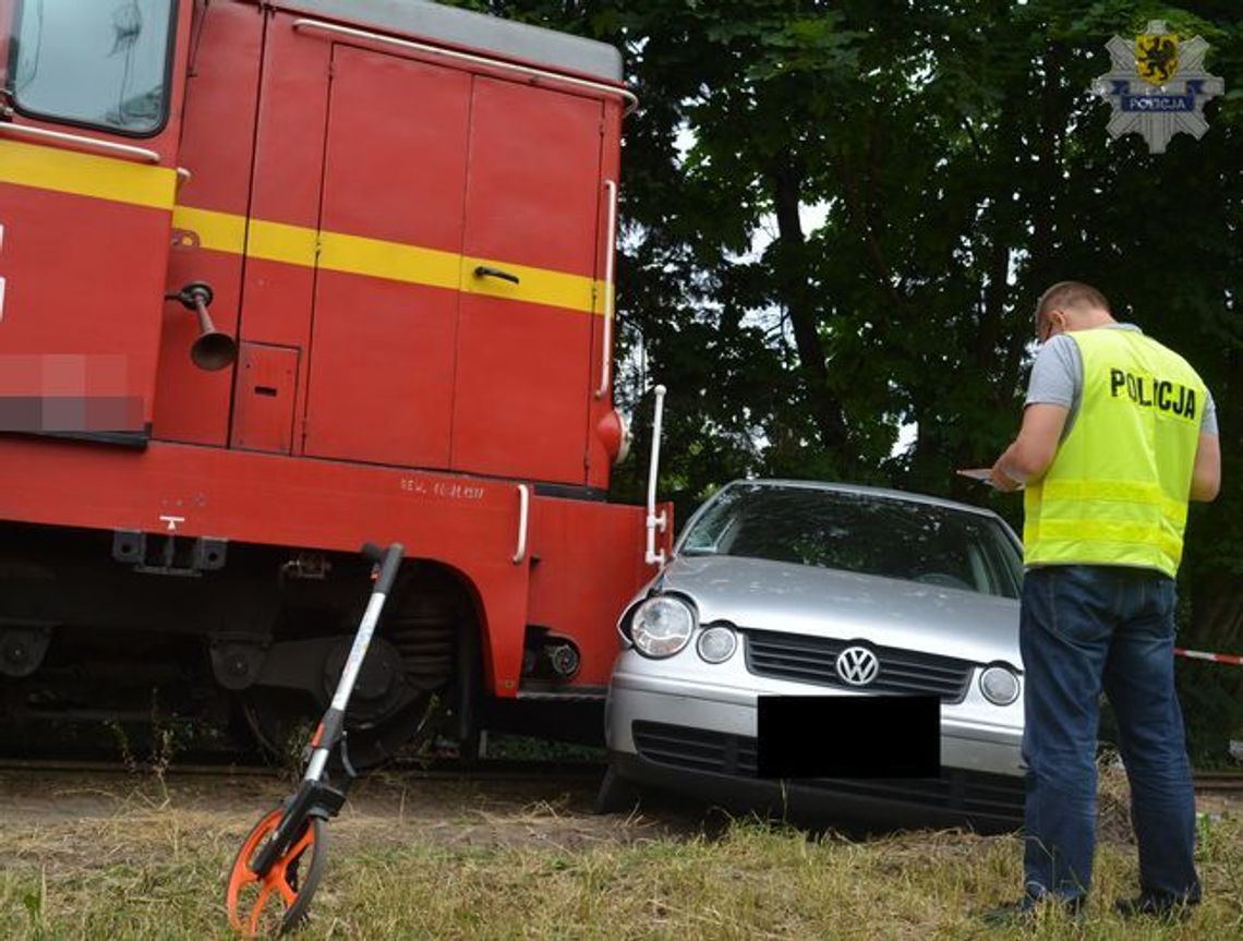 Volkswagen polo wjechał w kolejkę wąskotorową