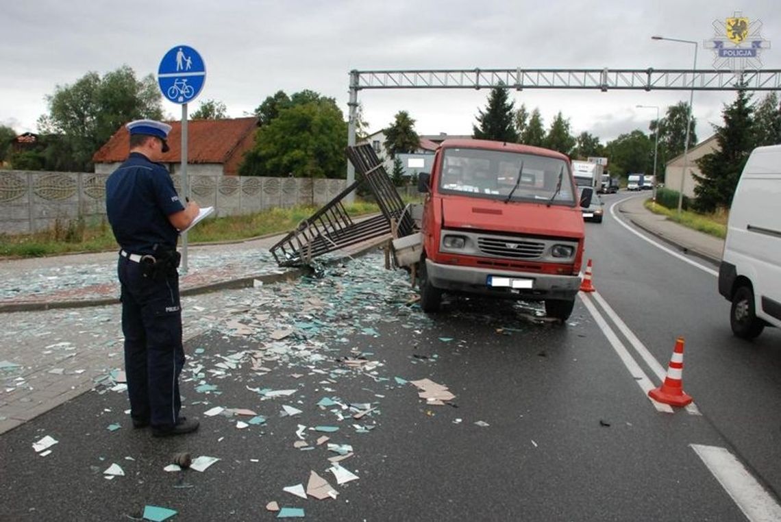 Volkswagen zjechał na przeciwny pas ruchu i czołowo zderzył się z daewoo Volkswagen zjechał na przeciwny pas ruchu i czołowo zderzył się z daewoo