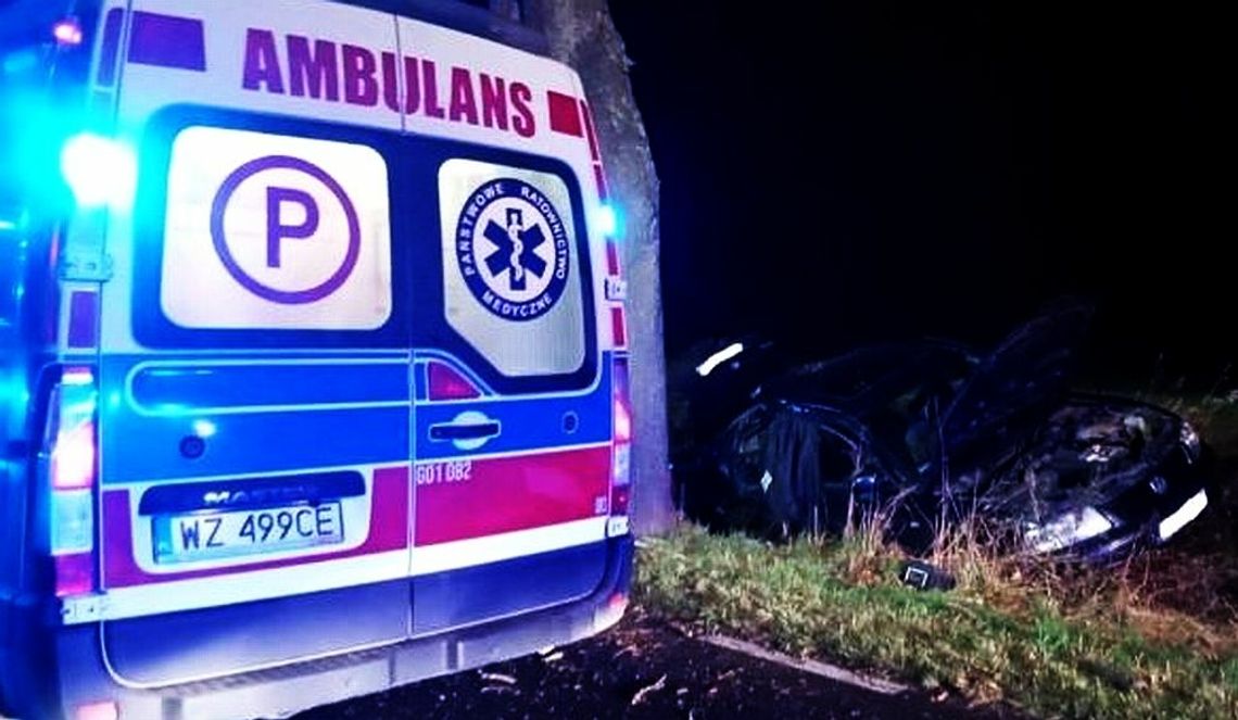 Volkswagenem w drzewo. Do rannego interweniował śmigłowiec medyczny...