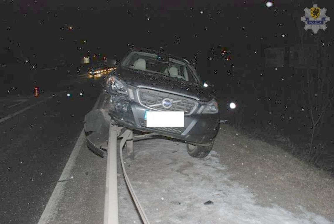 Volvo wbiło się w barierkę ochronną Volvo wbiło się w barierkę ochronną
