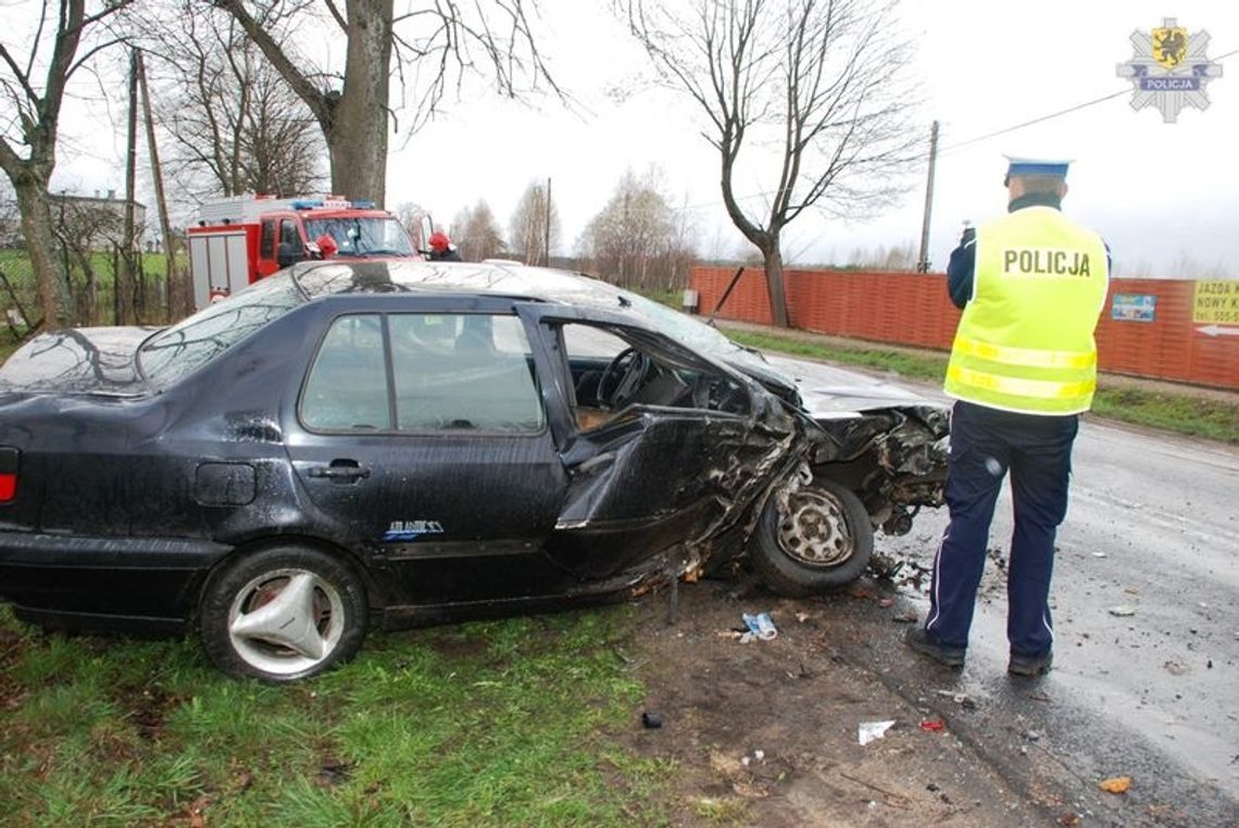  Vw vento wjechał do rowu i dachował, ranny kierowca