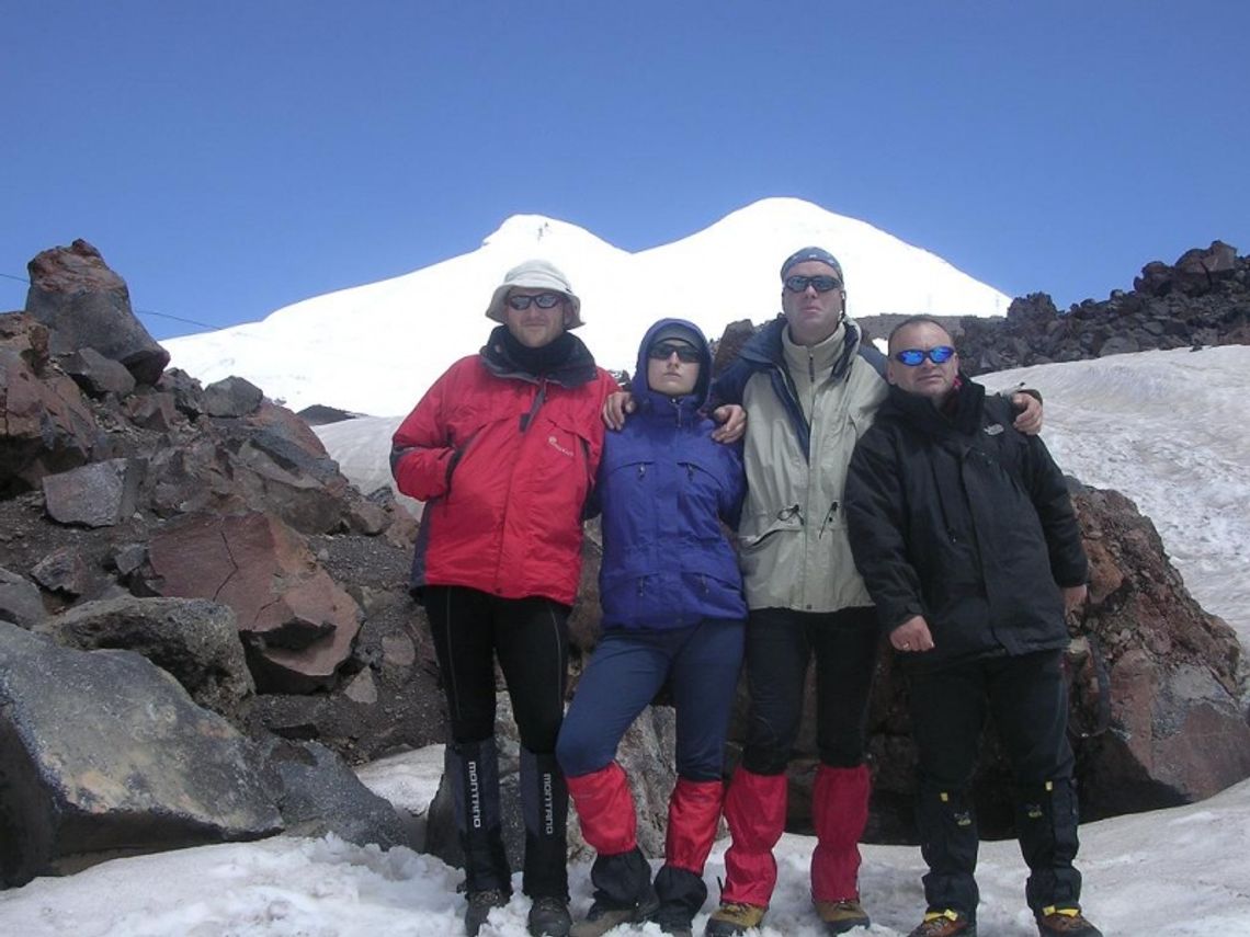 W 16 godzin pokonali 1,5 km do szczytu Elbrus - najwyżej w Europie