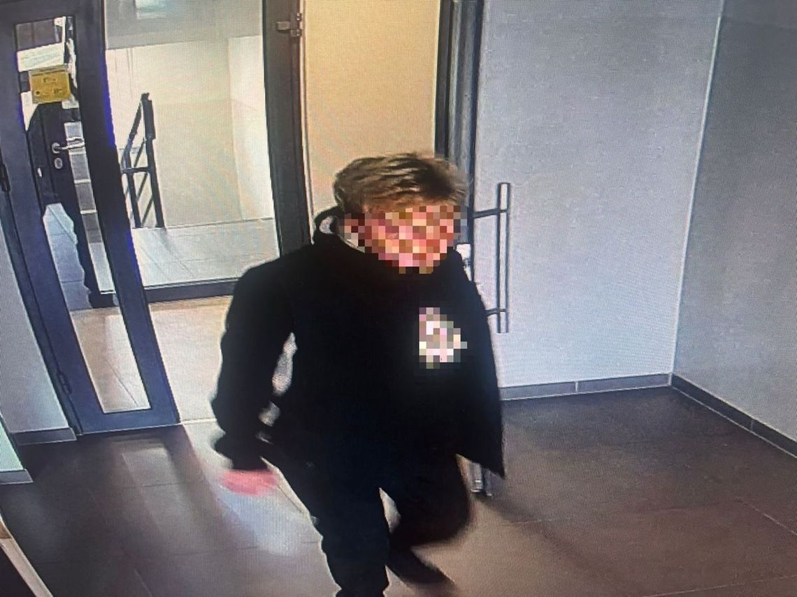 W blond peruce na przesłuchanie – sprawczyni kolizji bez uprawnień chciała zmylić policjantów