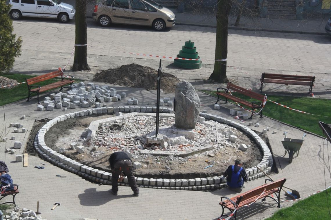 W centrum Gniewu remontują pomnik. Będzie nowa, mała architektura W centrum Gniewu remontują pomnik. Będzie nowa, mała architektura