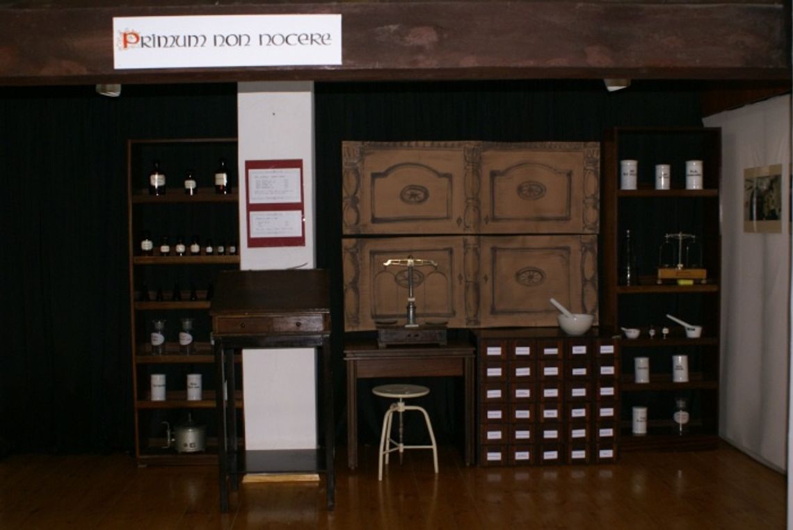 W dawnej aptece - wystawa w Miejskiej Bibliotece Publicznej W dawnej aptece - wystawa w Miejskiej Bibliotece Publicznej