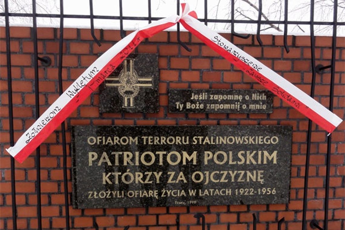 W Dniu Żołnierzy Wyklętych - flagi narodowe z czarnym kirem W Dniu Żołnierzy Wyklętych - flagi narodowe z czarnym kirem